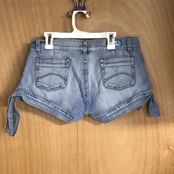 BEVERLY JEANS CO. DENIM LIGHT BLUE SHORTS - Picture 3 of 7